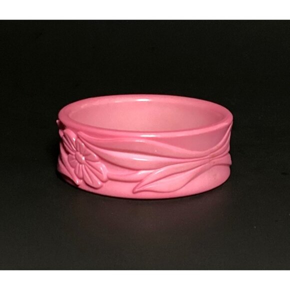 1960s Wide Pink Flower Power Lucite Bangle Bracelet Carved Style - Picture 4 of 7